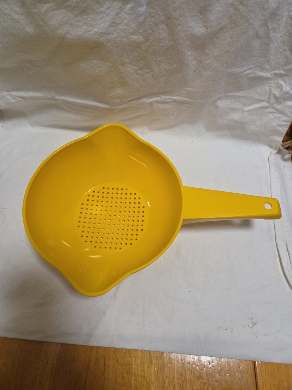 VTG Tupperware Small 1 Qt Yellow Colander Strainer Double Pour W/ Handle #1200